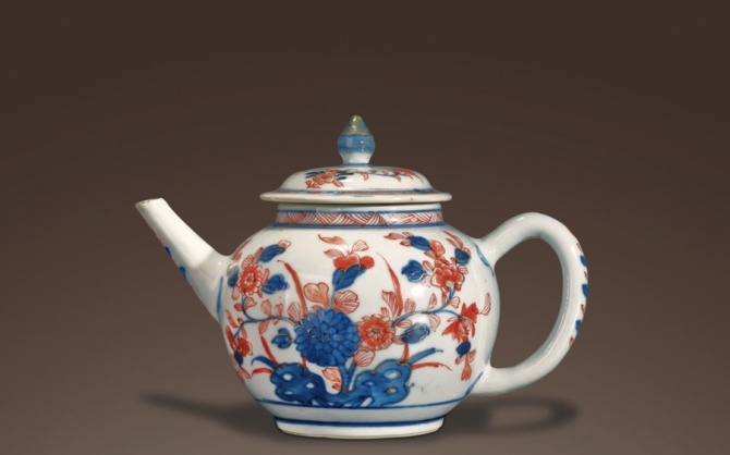 青花紅彩描金花卉紋執(zhí)壺